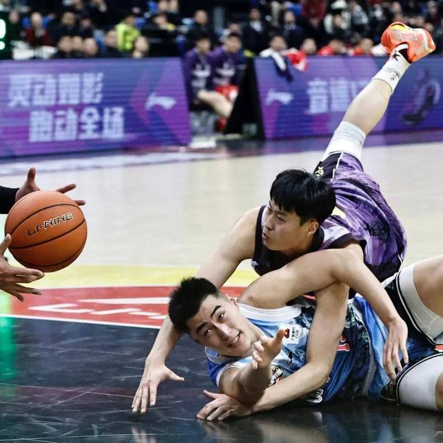 关于篮球职业赛事精彩纷呈，球迷情绪高涨的信息